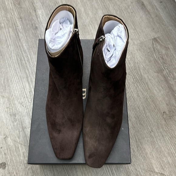 Banana Republic ITALIAN SUEDE ANKLE BOOT color dark brown - Picture 7 of 13